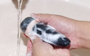 Satisfyer Pro3 VIBRATIONを水で洗っている様子